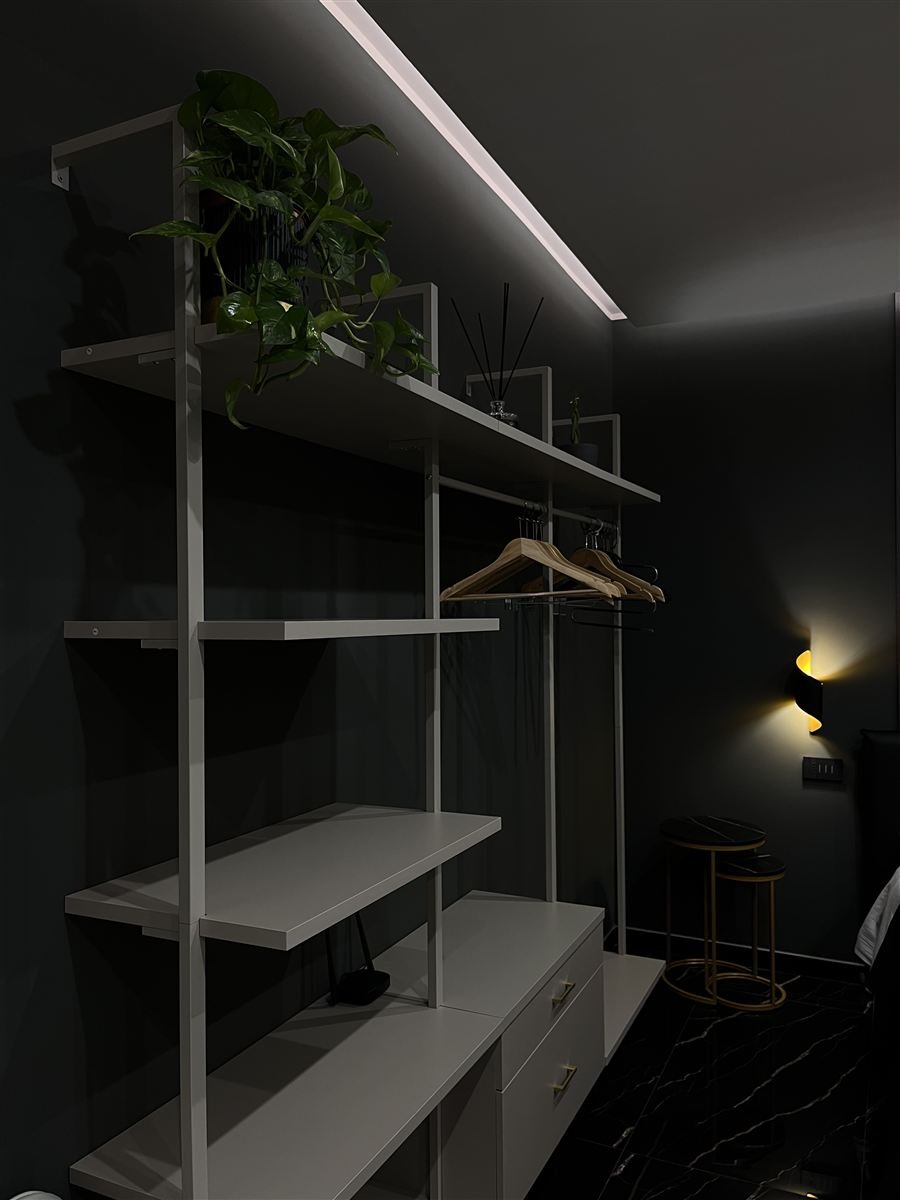 Cabina armadio a giorno con illuminazione a led